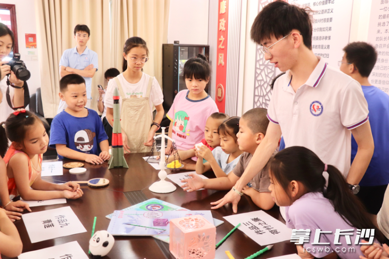 实践团成员向小朋友们讲解3D打印作品。均为长沙晚报通讯员 柳佳柱 供图 实践团成员向小朋友们讲解3D打印作品。均为长沙晚报通讯员 柳佳柱 供图